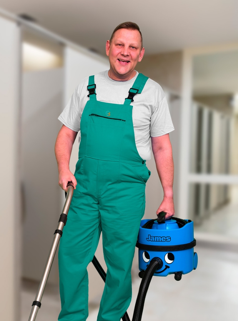 Ein Mitarbeiter der Hausmeisterservice Köln mit einem Staubsauger in einer Lobby